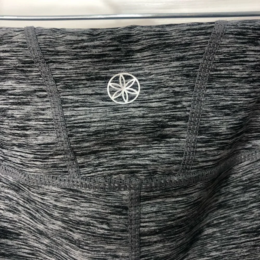 Gaiam gray capri length yoga pants leggings, size medium - Picture 7 of 10